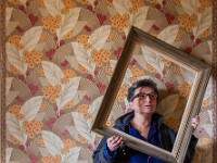 Josée devant la Tapisserie